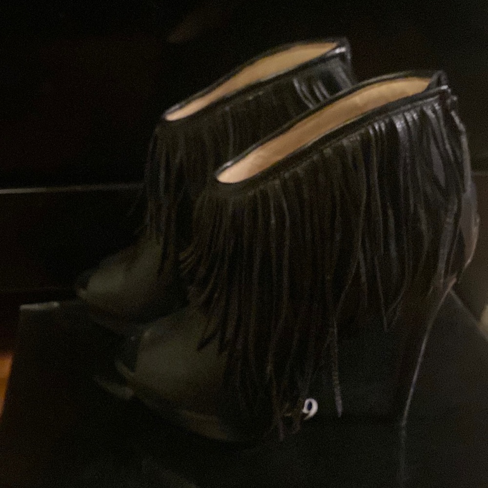 Sexy boutique 9 fringe boots size 7 1/2 Color black